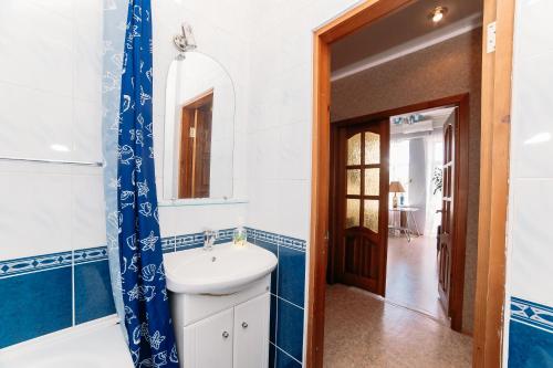 uma casa de banho com um lavatório e um espelho em Apartment Peshekhodnaya ul. Baumana em Kazan