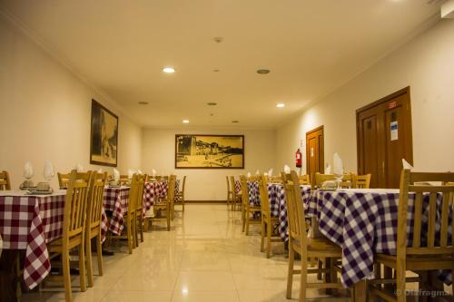 uma sala de jantar com mesas e cadeiras num restaurante em Hotel Pinheiro Manso em Seara