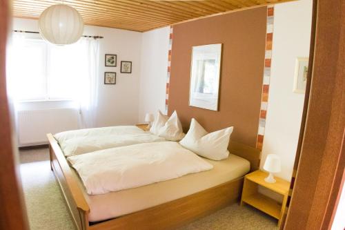 Кровать или кровати в номере Ferienwohnungen Lithos