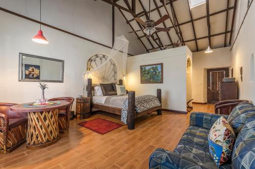 a living room with a bed and a table at Terra del Valle Bed & Breakfast in Valle de Guadalupe