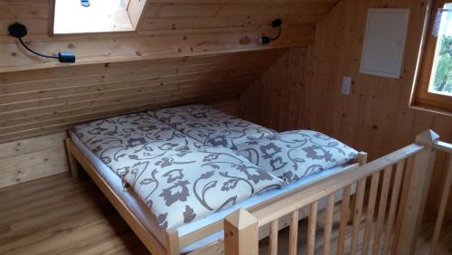 Tempat tidur dalam kamar di Ferienhäuschen Blessberg