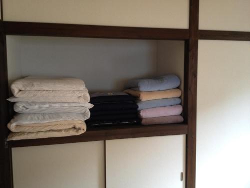 Katil dua tingkat atau katil-katil dua tingkat dalam bilik di Beppu Yukemuri-no-oka Youth Hostel
