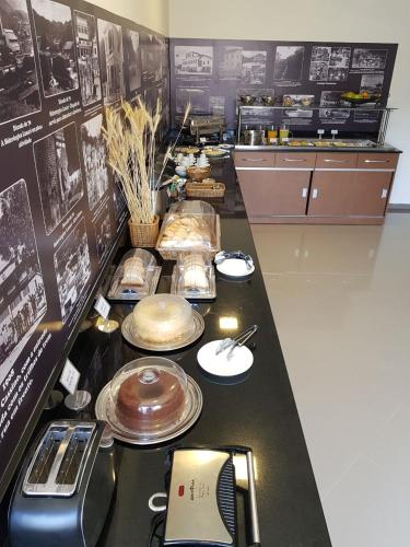 a long counter with plates and food on it at Paracambi Top Hotel in Paracambi