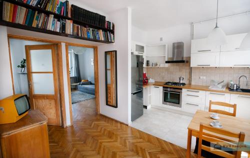 Kuchyň nebo kuchyňský kout v ubytování Warsaw Concierge Bracka Retro flat