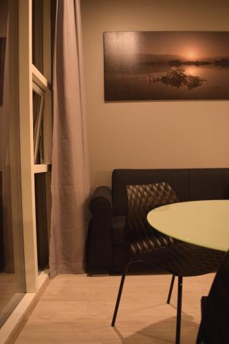 Area soggiorno di Black Beach Suites