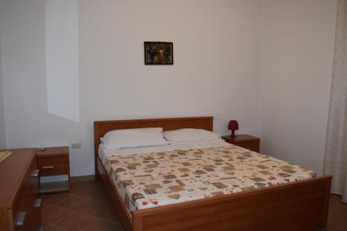 アルカモ・マリーナにあるVillino charme Belvedereのベッドルーム1室(ベッド1台、ドレッサー、ベッドサイドシックス付)