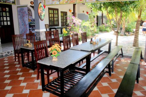 Restoran ili neka druga zalogajnica u objektu Hoang Nga Garden Guesthouse