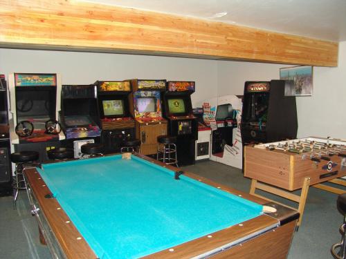 een kamer met een pooltafel en arcademachines bij Jared's Wild Rose Ranch Resort in Island Park