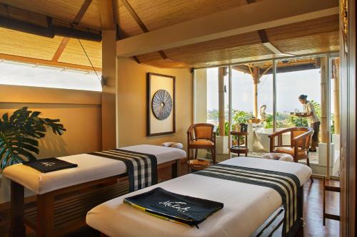 Tempat tidur dalam kamar di Jambuluwuk Oceano Seminyak Hotel