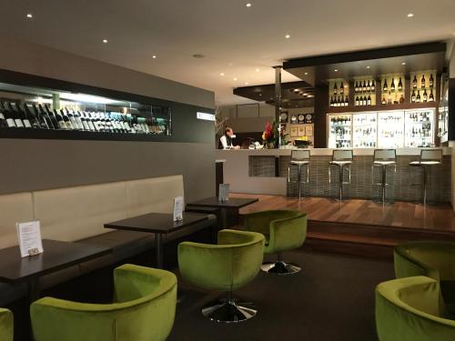 Ο χώρος του lounge ή του μπαρ στο Dog Rock Motel