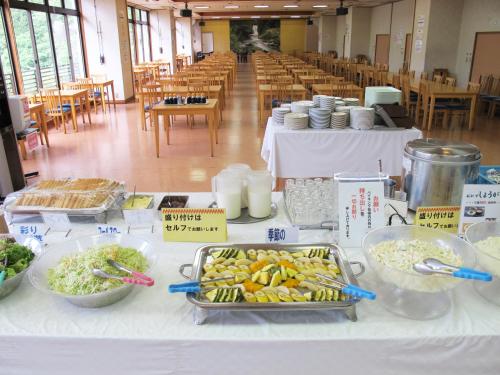 een tafel met kommen eten bovenop een tafel bij Hotel New Ohruri in Nikko