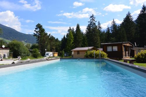 森特的住宿－Camping Sur En，一座带房子的庭院内的大型游泳池