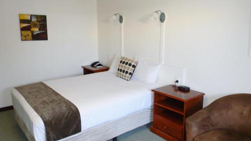 Ένα ή περισσότερα κρεβάτια σε δωμάτιο στο Admiral Motel Bunbury