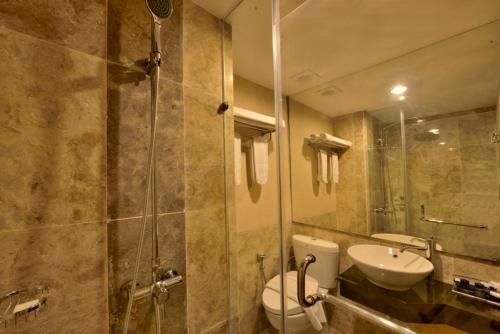 Vonios kambarys apgyvendinimo įstaigoje Serela Waringin by KAGUM Hotels