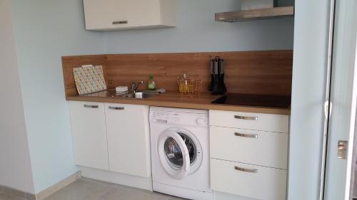 ポルティシオにあるT2 de 45 m2 sur Porticcio avec Jardinのキッチン(洗濯機、シンク付)