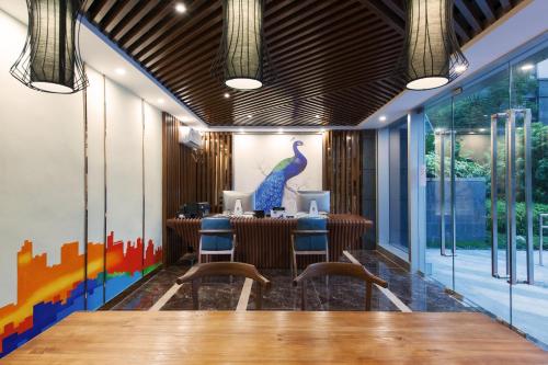 a dining room with a table and chairs at Yumi Apartment Lida Plaza Branch in Guangzhou