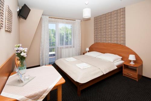 ウェバにあるVilla ARKADIAの小さなベッドルーム(ベッド1台、窓付)