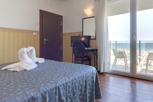 Un pat sau paturi într-o cameră la Hotel Regina in spiaggia