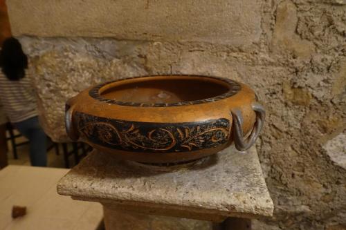 a vase sitting on top of a stone wall at Villa Cosilinum in Padula
