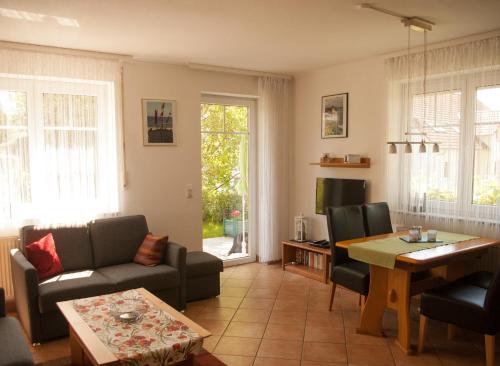 uma sala de estar com um sofá e uma mesa em Fewo Zinnowitz Ostseequartett em Zinnowitz
