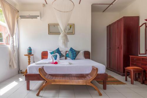 A bed or beds in a room at Lemongrass Lodge