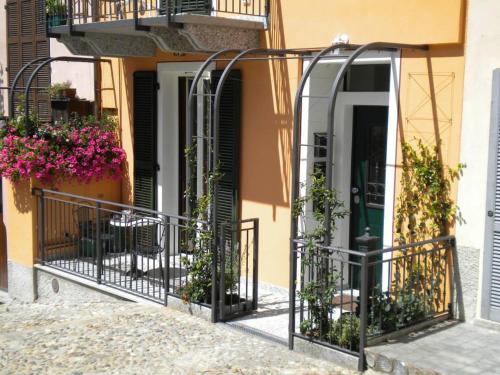 an entrance to a building with flowering plants on it at Il Nido in Rezzonico
