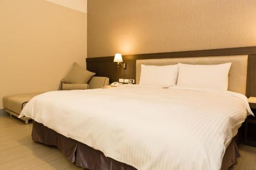 a large white bed in a hotel room at V-Hotel in Taitung City