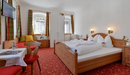 Postel nebo postele na pokoji v ubytování Posthotel Mayrhofen
