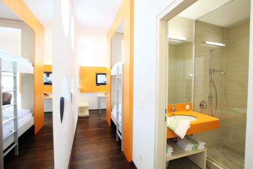 een badkamer met een wastafel en een douche bij Hotel Royal X in Seeboden