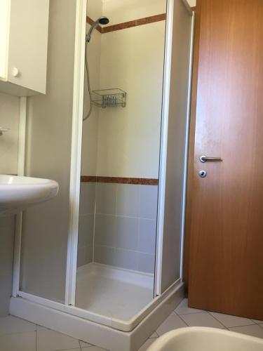 W łazience znajduje się prysznic ze szklanymi drzwiami. w obiekcie Trento Life w Trydencie