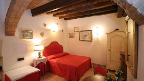 ローマにあるAppartamento della Chiesa Nuovaのベッドルーム1室(赤いベッド1台付)