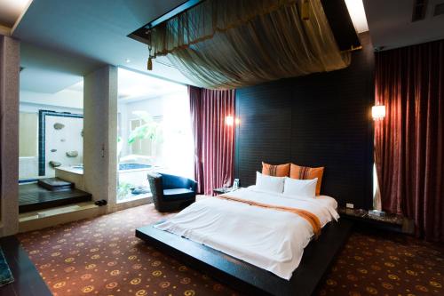 Her Home Spa Motel Chiayi tesisinde bir odada yatak veya yataklar