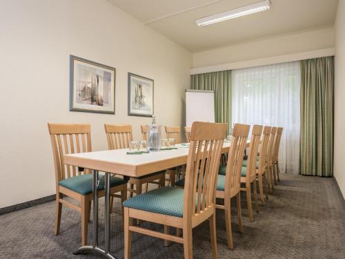 a dining room with a table and chairs at Hotel Am Moosfeld in Munich