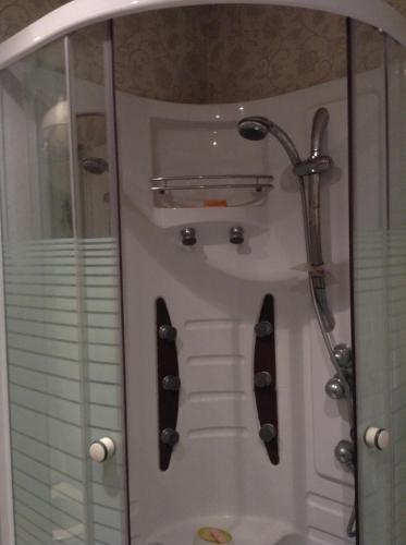 La salle de bains est pourvue d'une douche et d'une porte en verre. dans l'établissement Appartement Rabat Haut Agdal, à Rabat