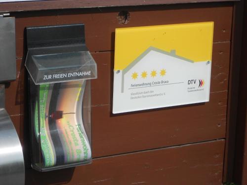 a trash can with a sign on the side of it at Crosta Brava in Großdubrau