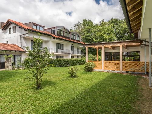 an exterior view of a house with a yard at Hotel Am Moosfeld in Munich