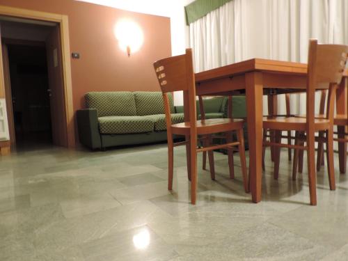 Ein Sitzbereich in der Unterkunft Residence Pizzo Scalino