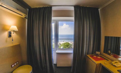 Pokój z oknem z widokiem na ocean w obiekcie Hotel Anapa Okean w mieście Anapa