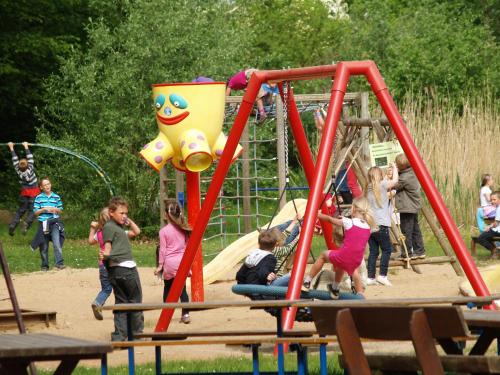 eine Gruppe von Kindern, die auf einem Spielplatz spielen in der Unterkunft Mobilheim und Blockhaus mit Seeblick in Sternberg