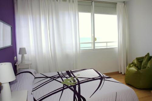- une chambre avec un lit et une grande fenêtre dans l'établissement Apartamento Playamar 16, à Torremolinos