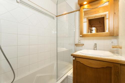 une salle de bain avec douche et lavabo dans l'établissement APARTMENT REFUGE DE BELLACHAT - Alpes Travel - Les Houches - Sleeps 4, aux Houches
