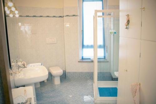 een badkamer met een wastafel, een toilet en een douche bij Casa di Gina in Verona