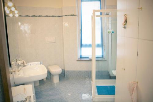 ヴェローナにあるCasa di Ginaのバスルーム(洗面台、トイレ、シャワー付)