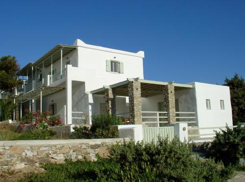een wit huis met een hek ervoor bij Mike'sPlace in Antiparos Stad