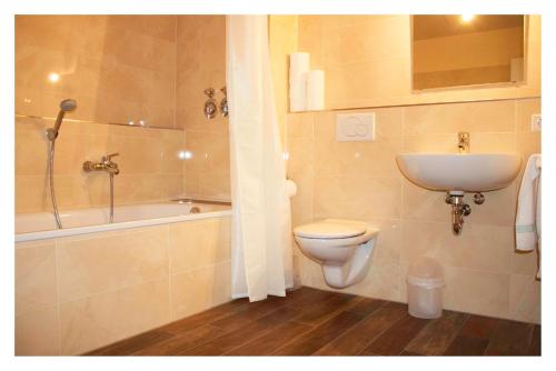 y baño con aseo, bañera y lavamanos. en PETITE FRANCE Apartment - EP Ticket Garantie, en Rust