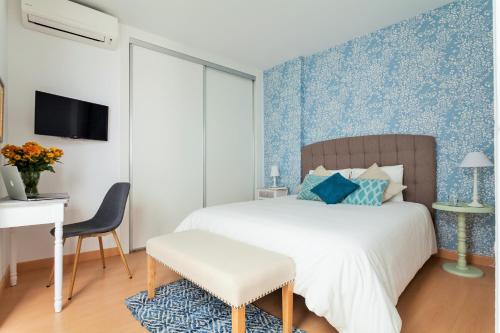 a bedroom with a bed and a desk and a chair at Hostly Acetres 1B-2B Center-Fibre-Conmunal terrace-Parking Optional in Seville