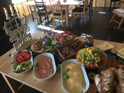 un tavolo con molti piatti di cibo sopra di Purola Farm Guesthouse a Saarijärvi
