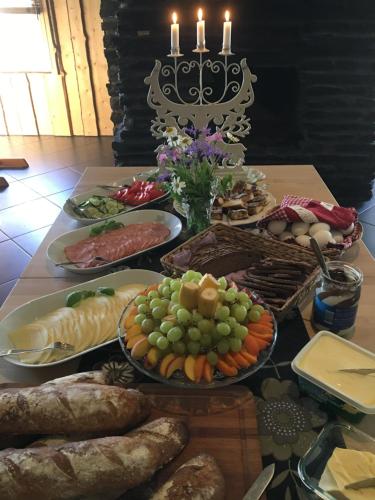 un tavolo con molti piatti di cibo sopra di Purola Farm Guesthouse a Saarijärvi