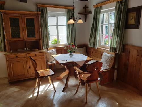 a kitchen with a table and chairs in a room at Bergarbeiterhäuser in Altaussee