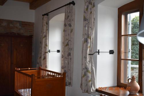 a room with a window and a curtain on a wall at Bagolyvár Fogadó- Újfalusy Márton Vendégház in Zirc